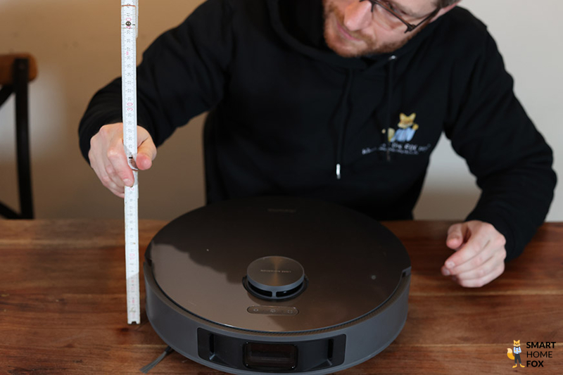 Dreame L10s Pro измеряется с помощью линейки.